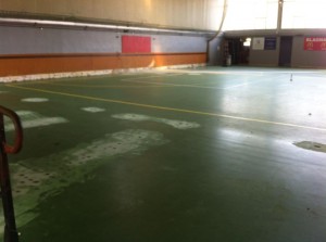 Début des travaux a la salle . Nouvelle surface pour la piste et nouvelles rambardes à venir.